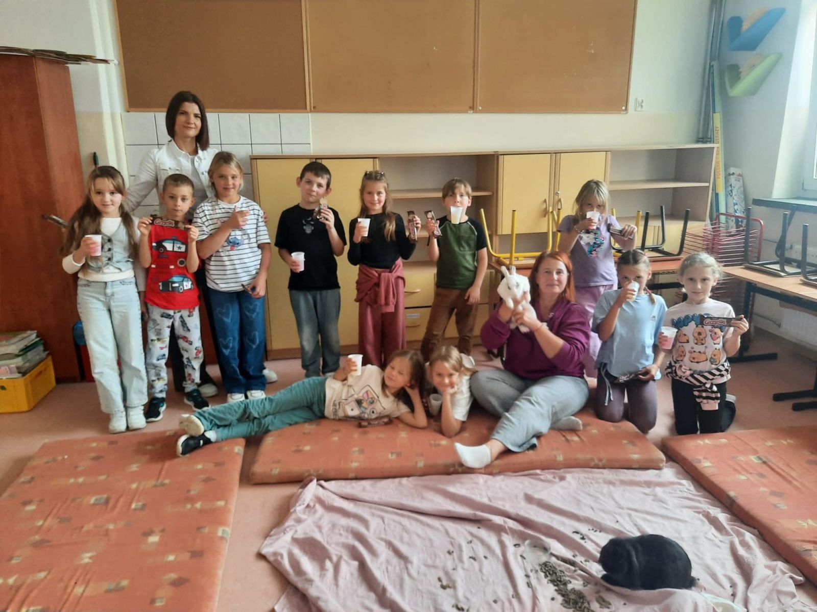 Zdjęcie: Małe kroki, wielkie serca – spotkanie z króliczkami!